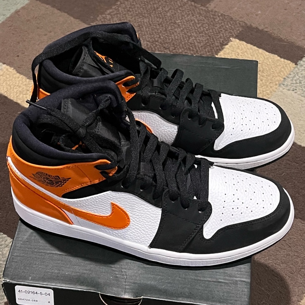 Jordan 1 Mids-black/white-starfish